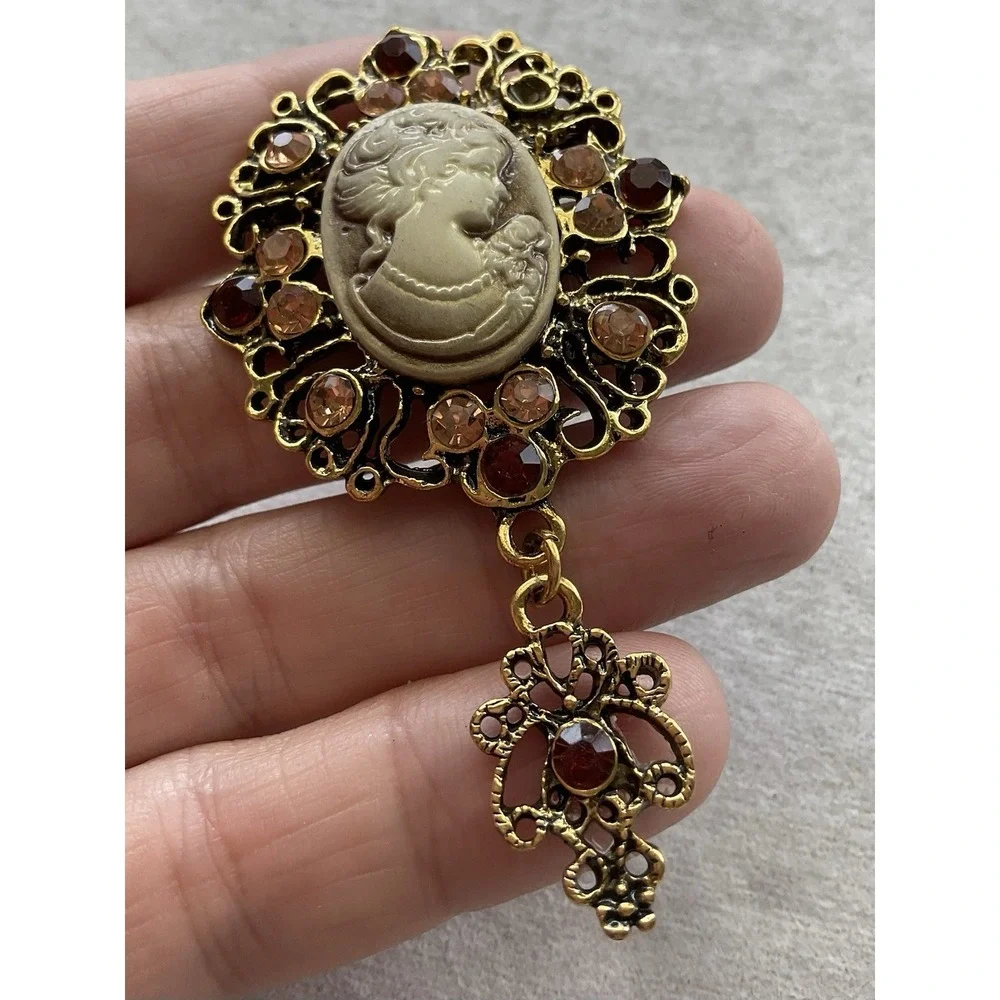 antique-style gold-tone cameo brooch Dangling Filigree Charm Vintage Estate Jewe